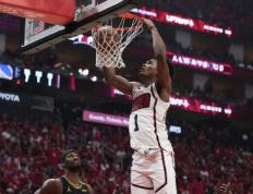 菲尼克斯逆转取胜，斩获宝贵三分的简单介绍