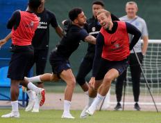 包含法国主场逼平土耳其，小组形势不明朗的词条