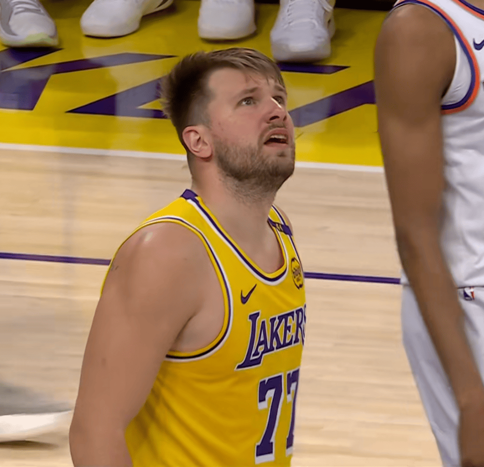 独行侠绝杀时刻,引发争议点燃赛场,波尔津吉斯迎来胜利!