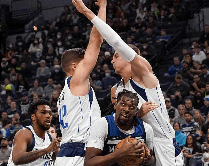  明尼苏达森林狼季后赛鏖战国际米兰，格列兹曼砍下12记关键球，全场沸腾